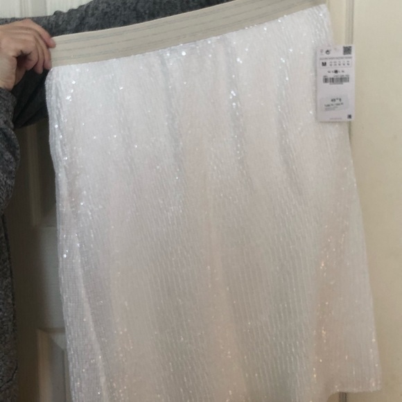 Sparkle in this white sequinned mid-length skirt! - Picture 4 of 5